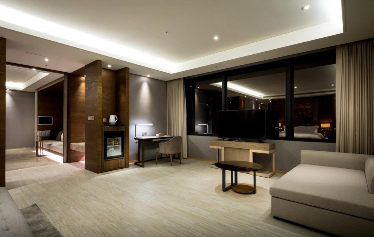Cuncyue Hot Spring Resort Luodong Zimmer foto A suite at the hotel