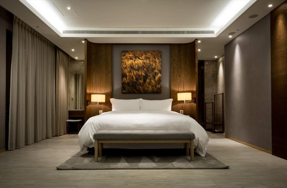 Cuncyue Hot Spring Resort Luodong Zimmer foto A bedroom at The Ritz-Carlton, Hong Kong
