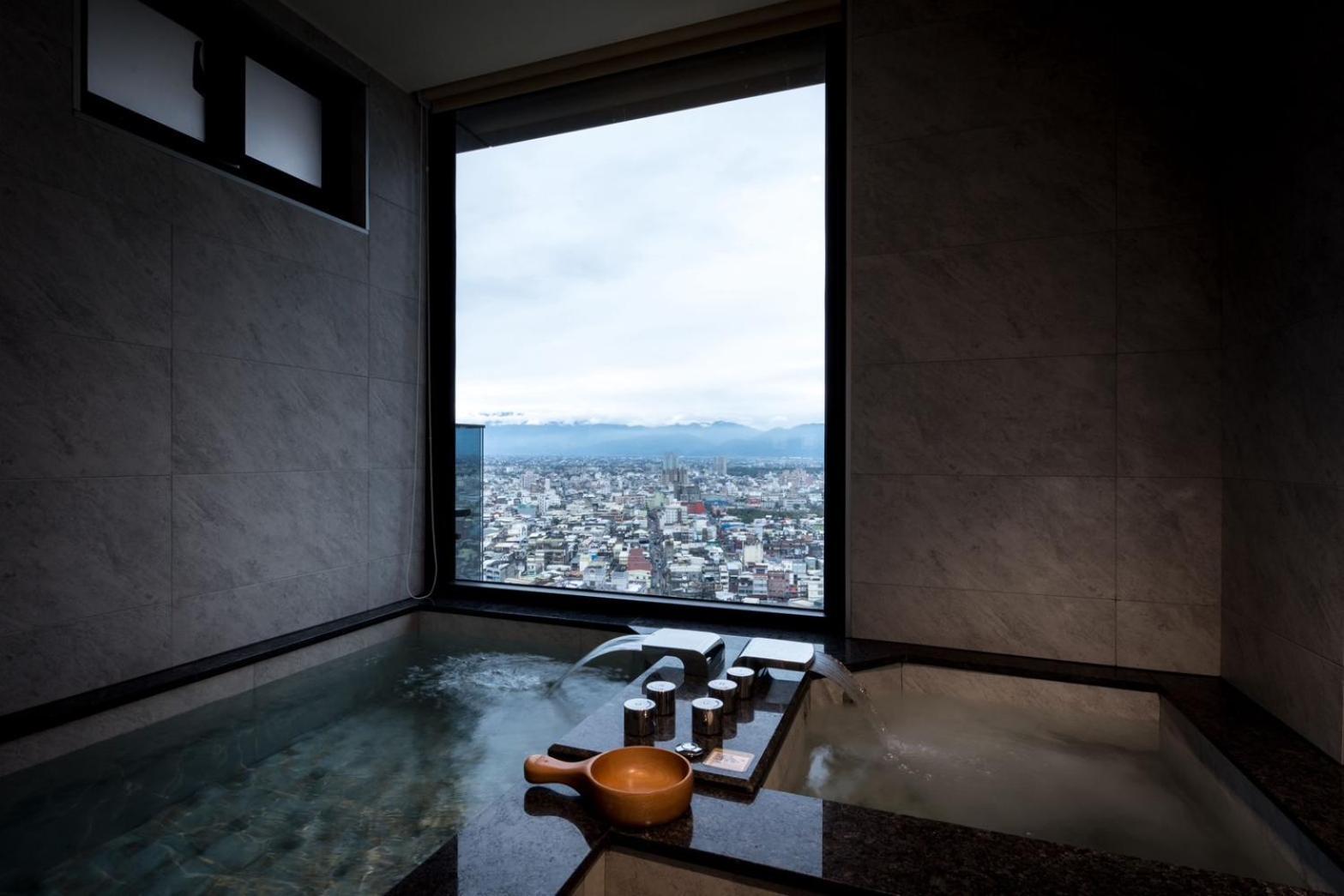 Cuncyue Hot Spring Resort Luodong Zimmer foto A view of Mount Takami from the hotel